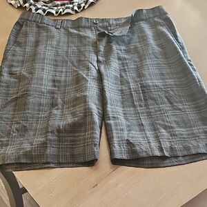 Izod Men's Charcoal Plaid Flat Front Shorts